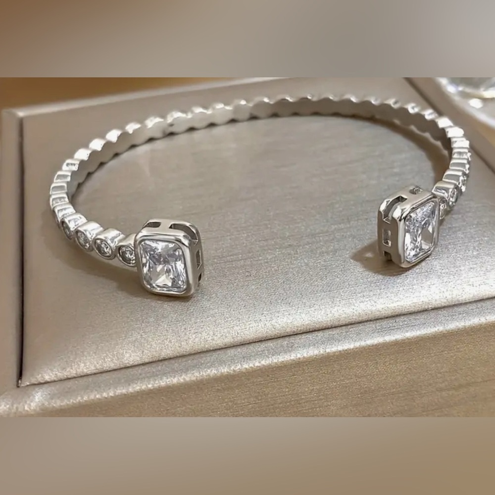Elegant cable style bracelet stainless steel with clear Swarovski crystals NWT